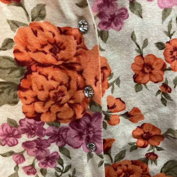 Denver Hayes soft pink and orange floral with clear buttons cardigan. - Picture 2 of 7